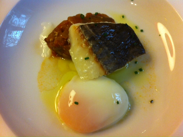 Delicat en Valencia Bacalao con pisto marroquí y huevo a 65º